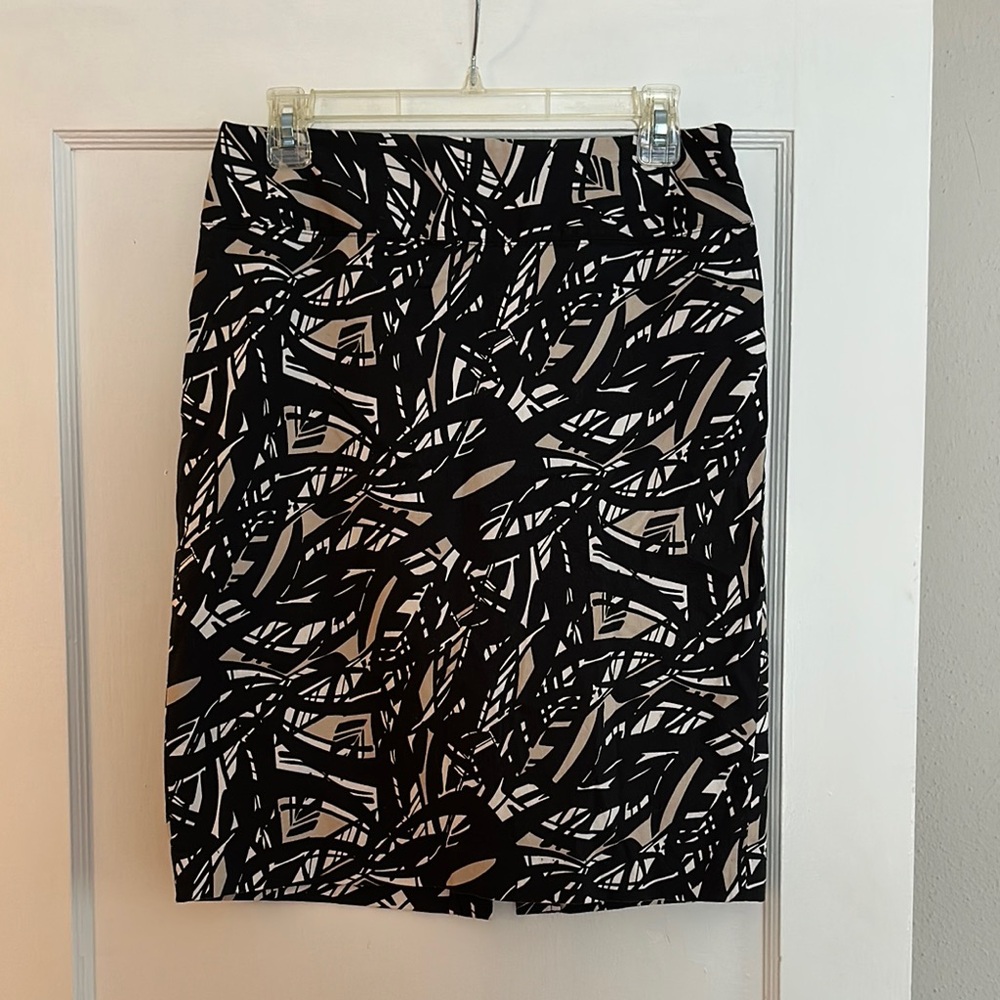 Stylish Black and White Patterned Alfani Women's Skirt